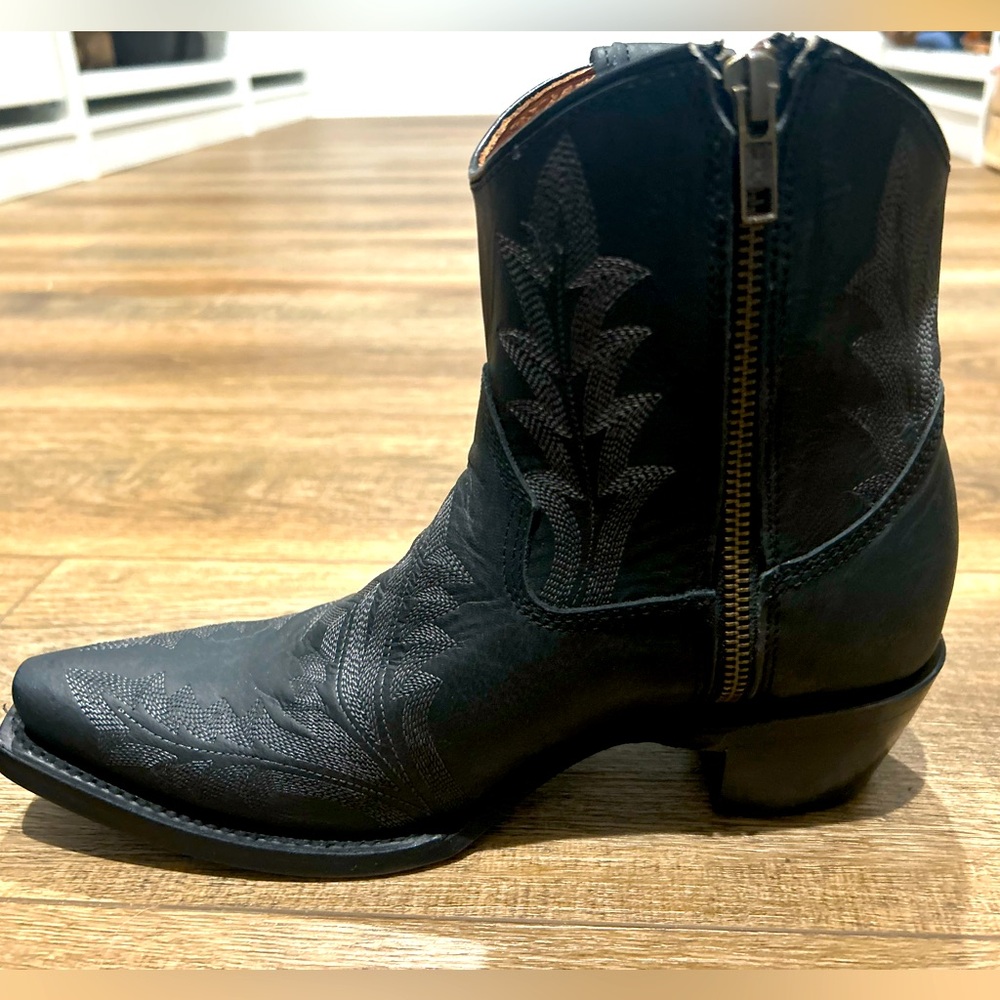 Circle G by Corral Women's Black Snip Toe Cowboy Booties